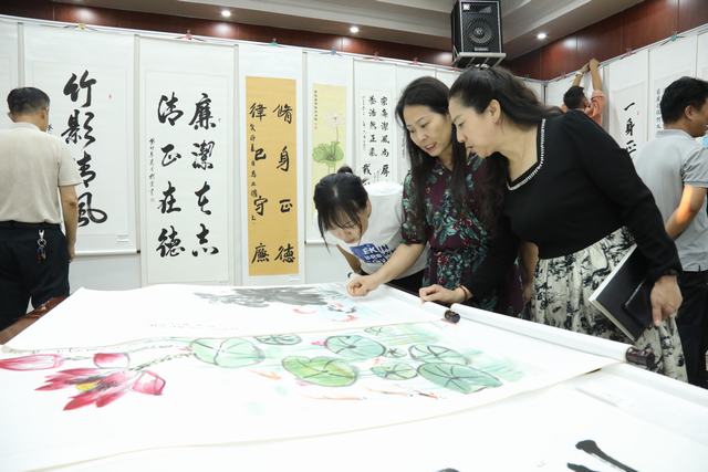 “清”風(fēng)入心  “廉”花自開(kāi)