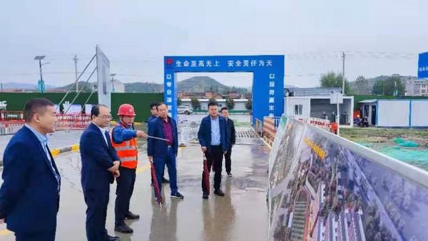 陜煤集團(tuán)紀(jì)檢監(jiān)察三室主任楊勝利、鄉(xiāng)村振興辦副主任楊偉一行到陜煤建設(shè)天工公司承建的漢陰實(shí)驗(yàn)中學(xué)項(xiàng)目檢查指導(dǎo)工作