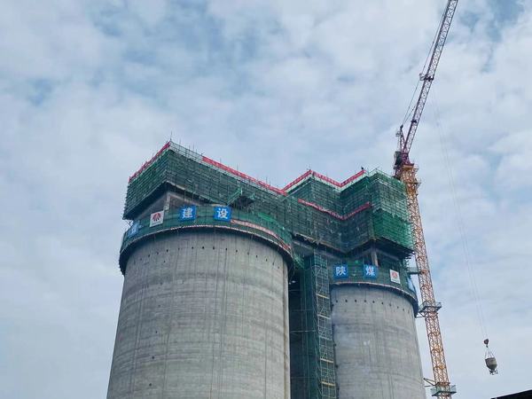 陜煤建設(shè)天工公司承建的胡家河（孟村）煤炭鐵路專用線改擴(kuò)建項(xiàng)目儲煤倉工程順利封頂