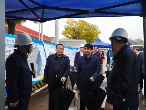 榆林市委副書(shū)記、市長(zhǎng)張勝利一行蒞臨陜煤建設(shè)承建的上郡北路道路綜合整治提升項(xiàng)目觀摩指導(dǎo)工作