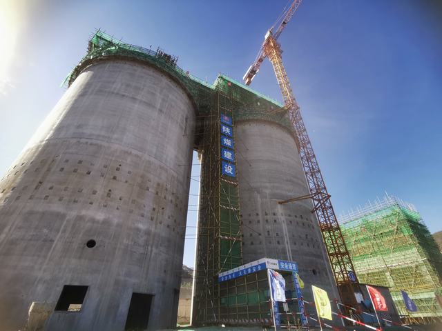 陜煤建設(shè)韓城分公司土建十一項(xiàng)目部一項(xiàng)工程喜提封頂大吉