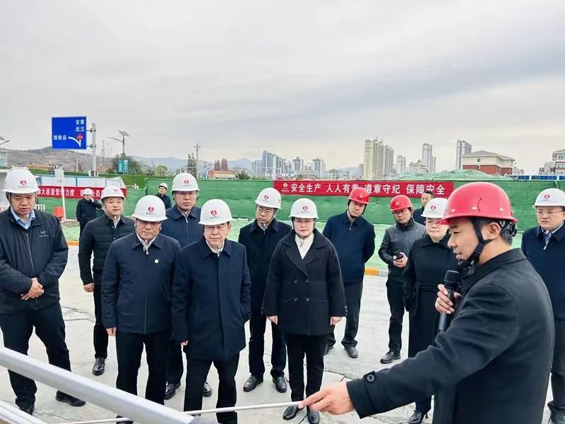 陜煤集團黨委副書記、董事、總經(jīng)理趙福堂視察建設(shè)集團承建的漢陰縣實驗中學(xué)項目