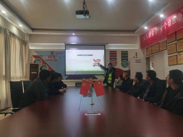 陜煤建設路橋分公司靖神鐵路項目部開展“文明交通，你我同行”全國交通安全日活動