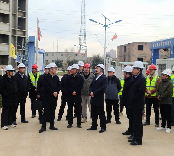 銅川礦業(yè)有限公司黨委書記、董事長路根奎一行蒞臨陜煤建設(shè)銅煤公司承建的銅煤三號居住區(qū)檢查指導(dǎo)工作