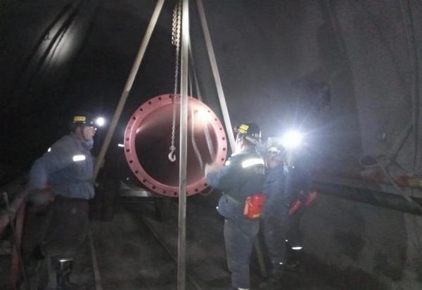 陜煤建設(shè)礦建二公司安裝項(xiàng)目部 ：“鏖戰(zhàn)”王峰煤礦井下萬(wàn)米管路安裝