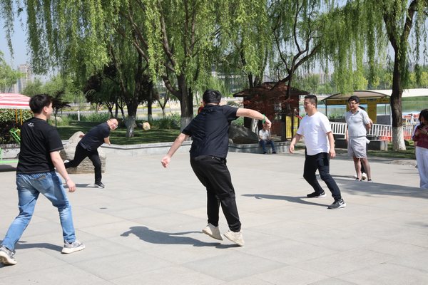 陜煤建設(shè)路橋分公司舉辦“迎五一、鼓干勁、促團(tuán)結(jié)”懷舊嘉年華趣味活動(dòng)