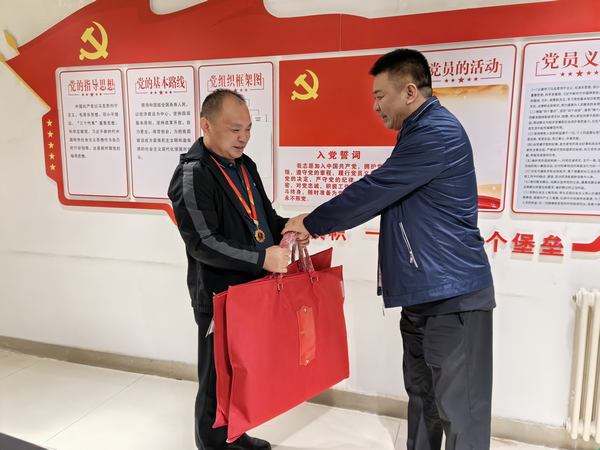 陜煤建設(shè)礦建二公司開展“走訪慰問勞模 弘揚(yáng)榜樣力量”慰問勞?；顒?dòng)