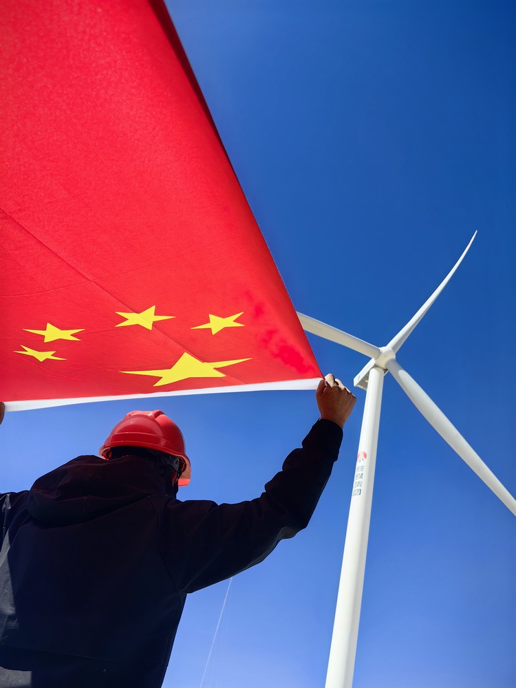 陜煤建設(shè)者與國旗合影，共筑強國夢