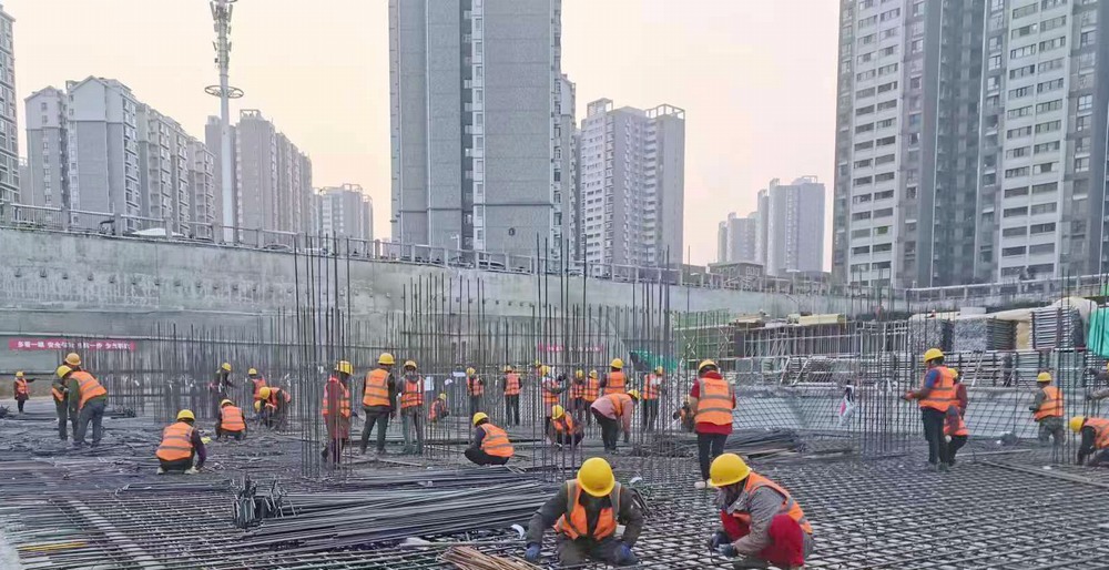 陜煤建設(shè)新龍城直屬項目部：國慶假日不打烊，熱火朝天忙生產(chǎn)