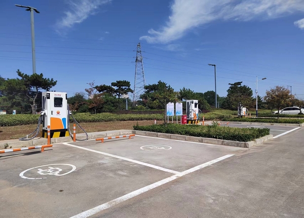 陜煤建設(shè)川耀公司：崔仙服務(wù)區(qū)充電樁安裝，為綠色出行“加油”