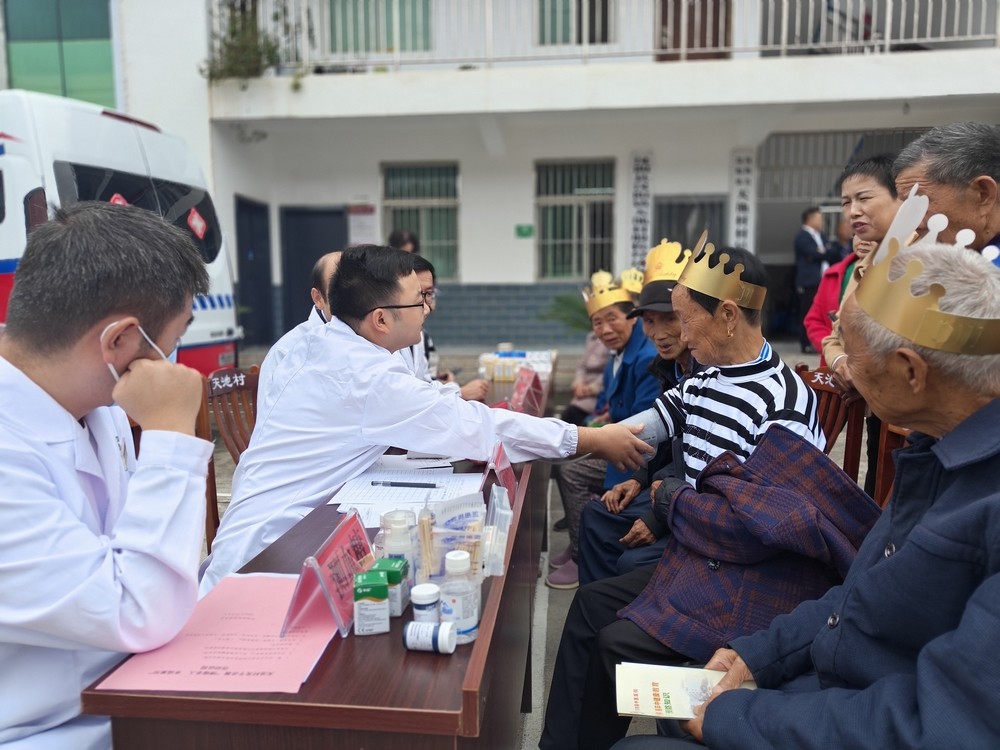 陜煤建設(shè)定點(diǎn)幫扶村開展“情暖老人幸福重陽(yáng)”敬老活動(dòng)