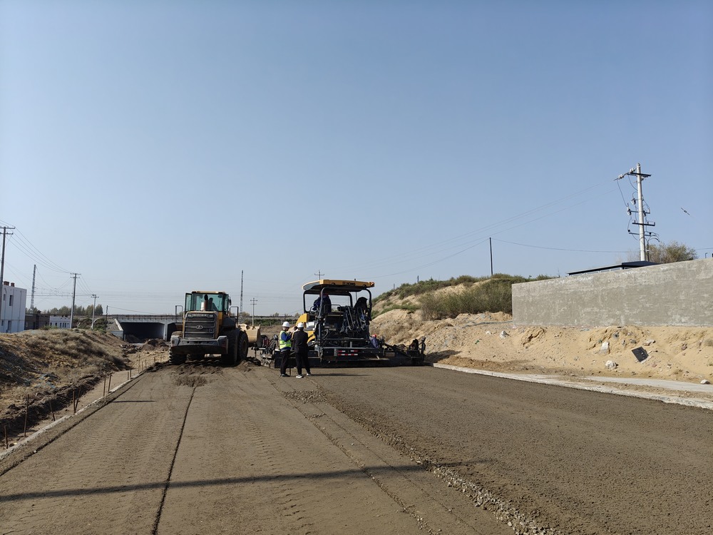 陜煤建設(shè)路橋分公司物流園區(qū)二號(hào)進(jìn)場(chǎng)道路大干快上，吹響項(xiàng)目建設(shè)“沖鋒號(hào)”