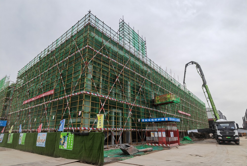 陜煤建設天工公司承建的中南高科·西安秦漢智康云谷基地項目14#、15#樓工程主體結構順利封頂