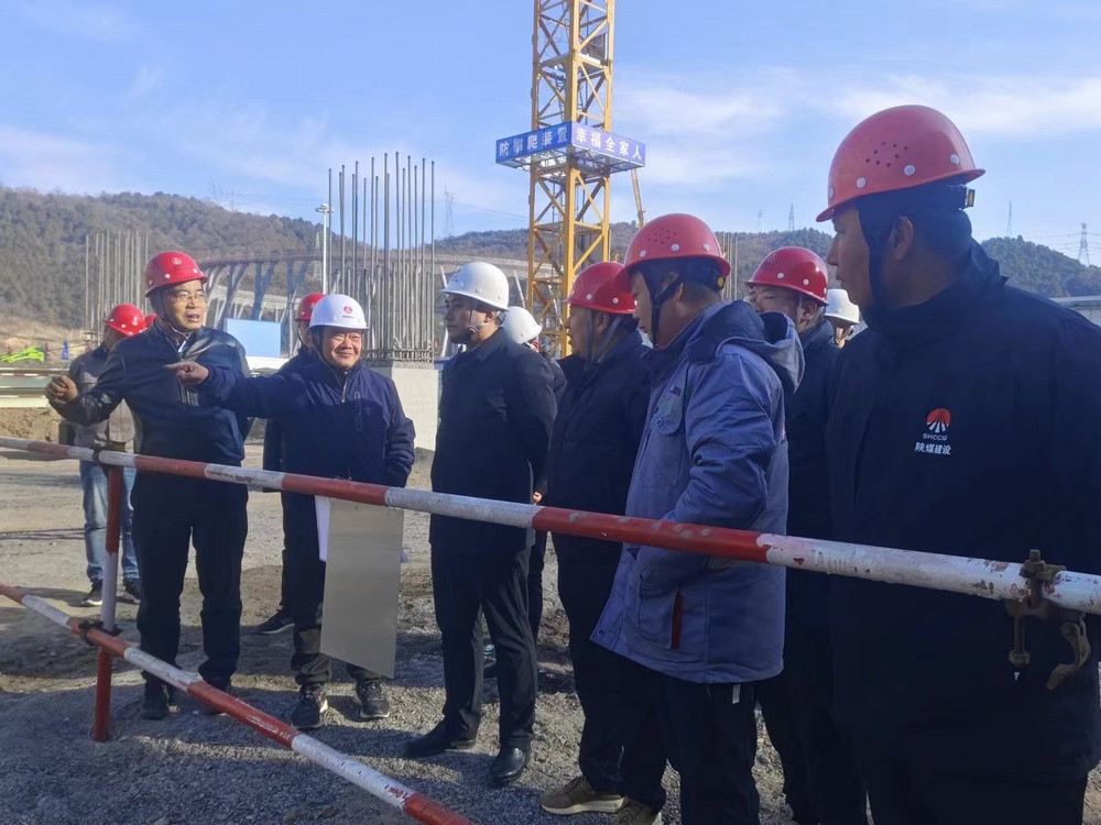 黃陵礦業(yè)集團有限責任公司副總經(jīng)理薛國華深入陜煤建設基層項目檢查指導