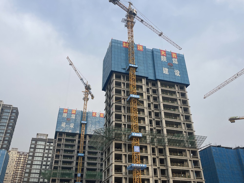 陜煤建設(shè)新龍城直屬項目部承建的銅川新龍城一期項目三標(biāo)段8#、11#樓順利封頂