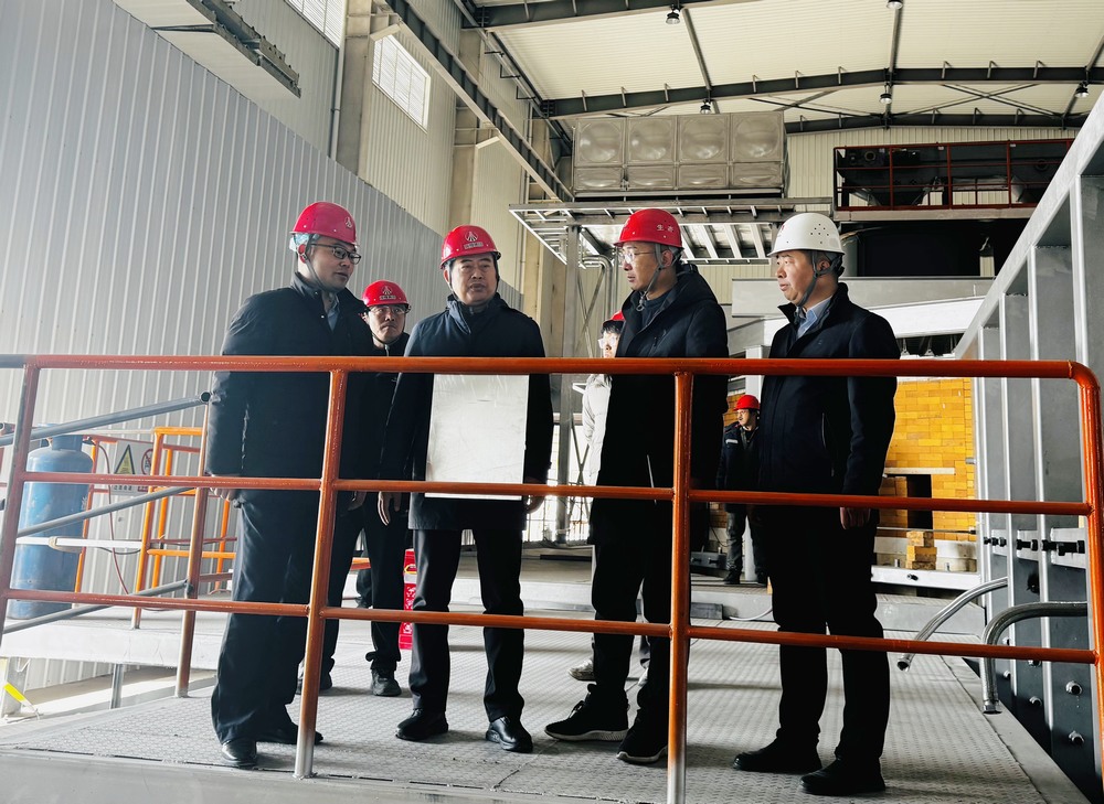 陜西建材科技集團黨委書記、董事長、總經(jīng)理周紅深入天工公司基層項目部進行慰問