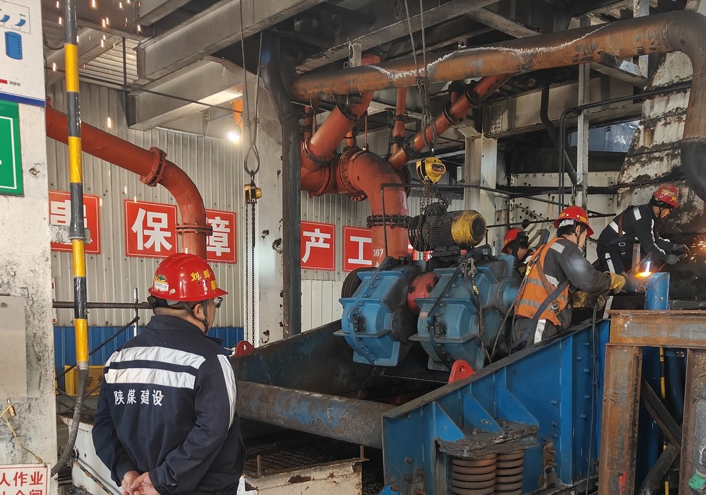 陜煤建設(shè)洗選煤運(yùn)營公司第二項(xiàng)目部：新年破曉，檸條塔煤礦主洗車間預(yù)濕篩與矸石脫介篩 “迭代升級(jí)” 之戰(zhàn)打響