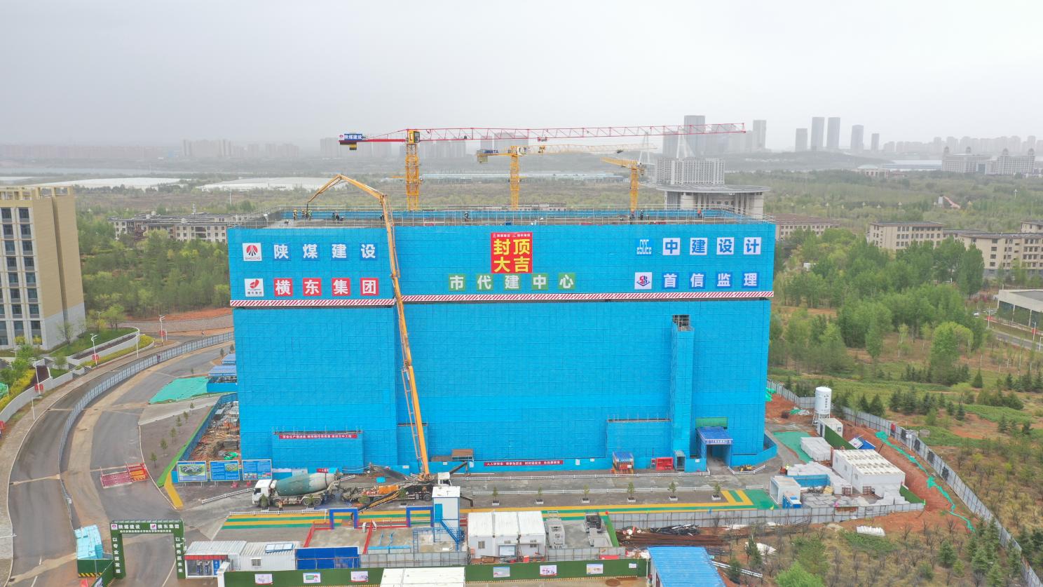 陜煤建設(shè)內(nèi)蒙古分公司：鄂爾多斯應(yīng)用技術(shù)學(xué)院實(shí)驗(yàn)樓主體結(jié)構(gòu)封頂，項(xiàng)目建設(shè)進(jìn)入新階段