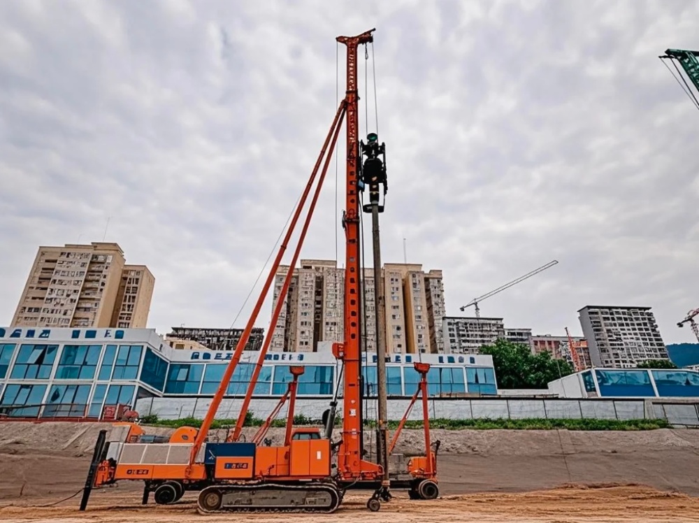 陜煤建設(shè)天工公司土建第二十七項(xiàng)目部：從“施工”到“綠建”，環(huán)保鉆機(jī)為浐灞住宅項(xiàng)目注入生態(tài)動(dòng)能