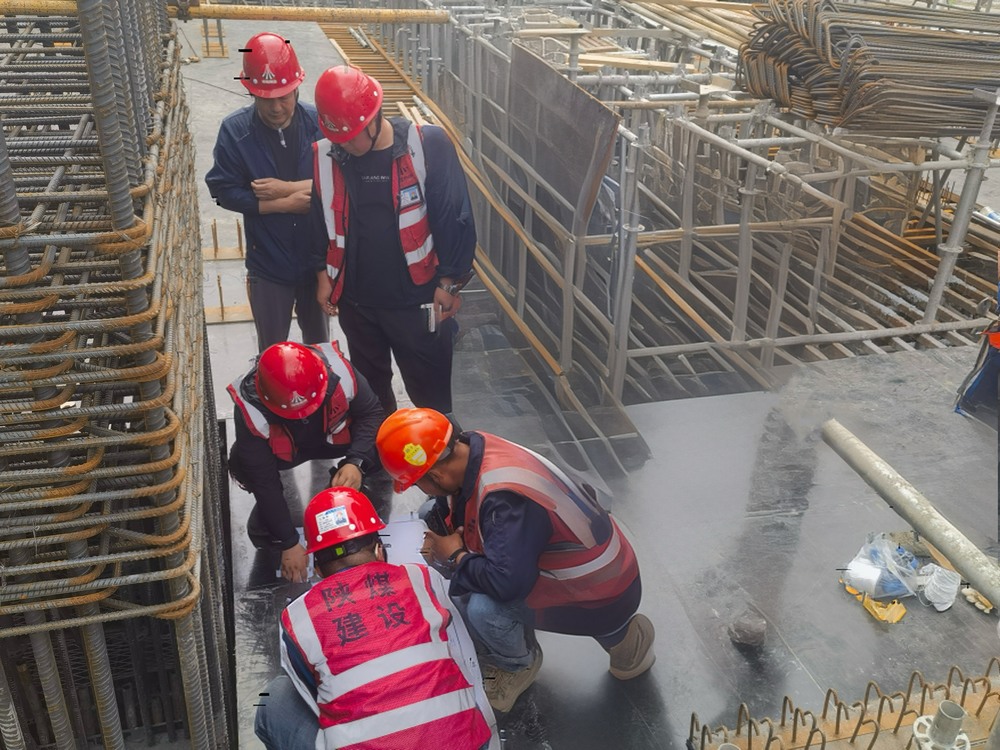 陜煤建設(shè)與浙江二建跨項(xiàng)目聯(lián)動(dòng) ，聚焦汽機(jī)預(yù)埋螺栓施工技術(shù)攻堅(jiān)