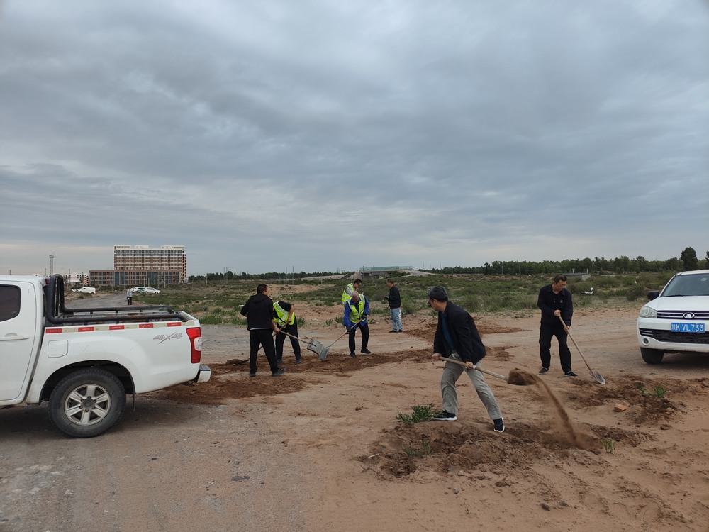 團(tuán)團(tuán)領(lǐng)航 青春筑路！陜煤青年突擊隊(duì)義務(wù)鋪就暖心路