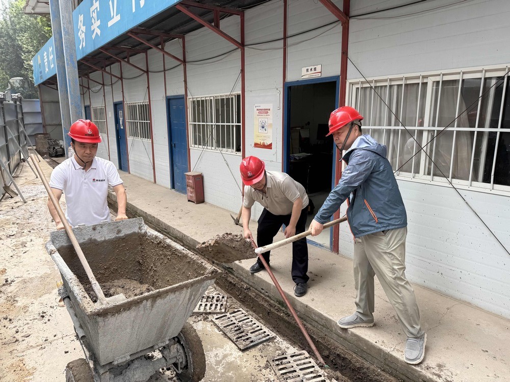 陜煤建設(shè)韓城分公司土建二項(xiàng)目部：黨團(tuán)攜手，筑牢雨季安全防線