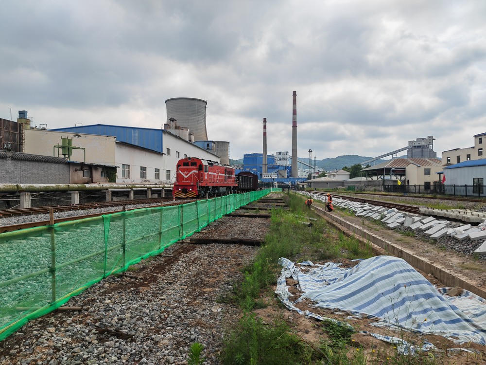 陜煤建設(shè)路橋分公司黃陵項(xiàng)目部迎雨季、戰(zhàn)酷暑、攻堅(jiān)沖刺保工期