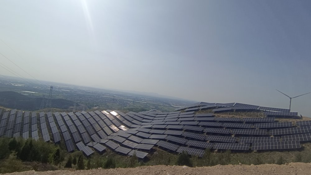 青春汗水映照山地光芒--百兆瓦光伏項(xiàng)目工地上 的青年突擊隊(duì)