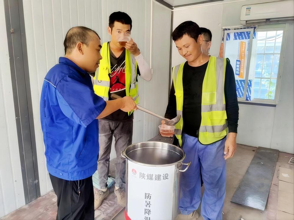 陜煤建設(shè)路橋分公司荊州項目部戰(zhàn)高溫、守安全、保進度