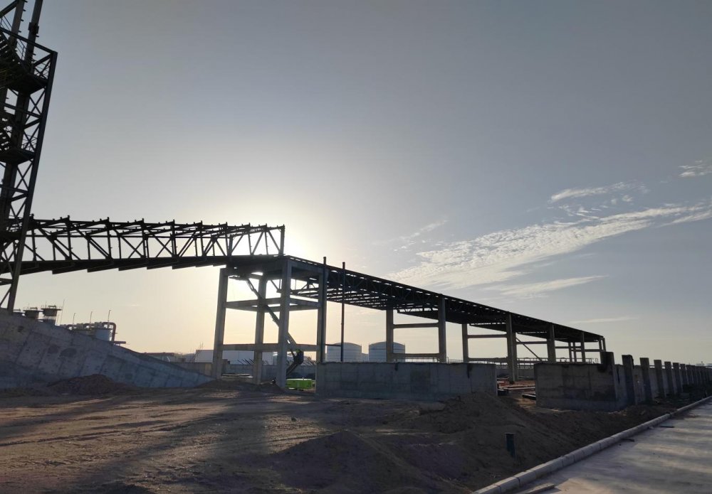 陜煤建設(shè)西北分公司土建第一項(xiàng)目部：提質(zhì)煤2#棧橋桁架順利吊裝完成