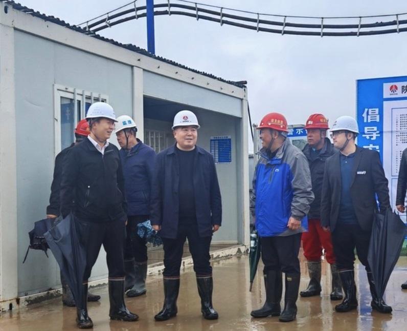 彬長集團(tuán)副總經(jīng)理萬近礦蒞臨小莊煤礦義門風(fēng)井項(xiàng)目35KV變電站工程現(xiàn)場(chǎng)視察指導(dǎo)工作