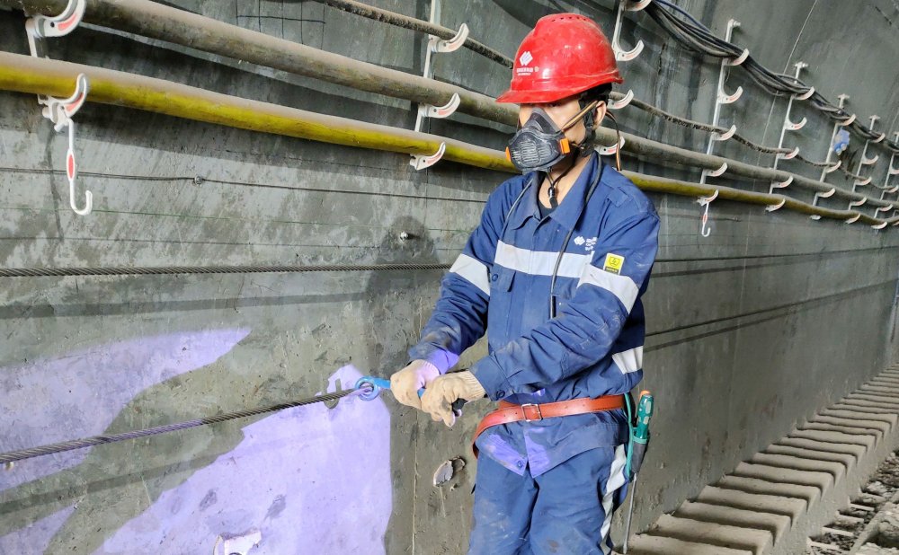 爬坡不用“喘粗氣”！玻璃溝煤礦行人助行裝置投運(yùn)，省力更暖心