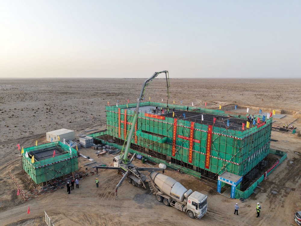 陜煤集團(tuán)新疆公司兵團(tuán)第十三師新星市30萬千瓦光伏發(fā)電項(xiàng)目升壓匯集站生產(chǎn)綜合樓、警衛(wèi)傳達(dá)室順利封頂