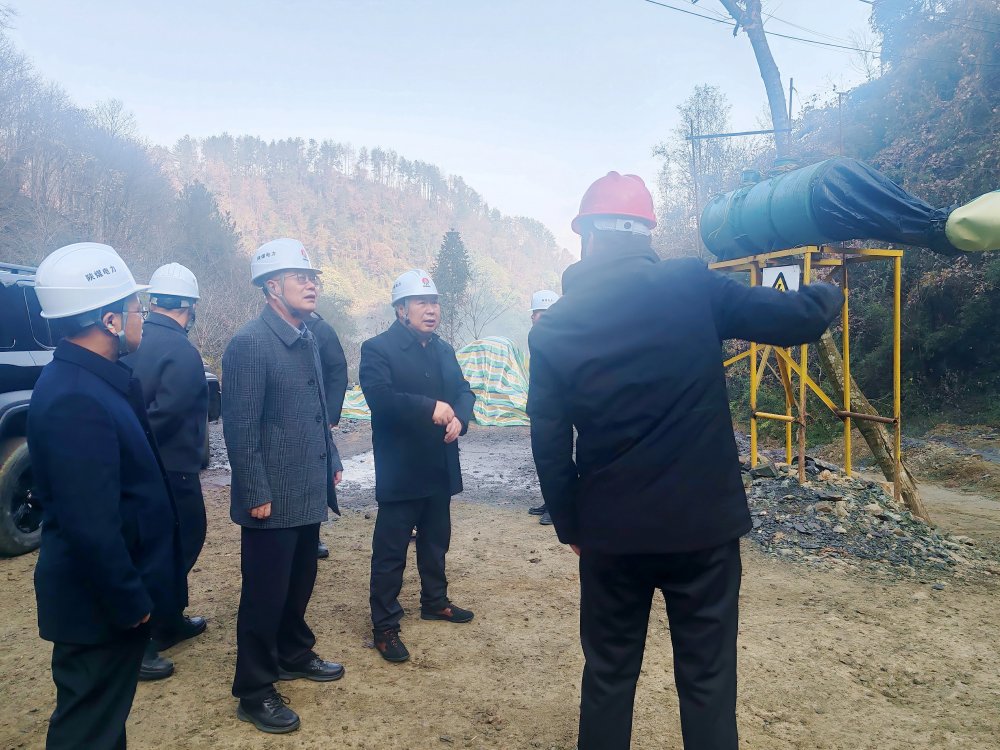 陜煤集團總經(jīng)理助理、陜煤電力集團黨委書記、董事長馮平安一行深入西鄉(xiāng)抽蓄電站勘探平硐項目現(xiàn)場檢查指導(dǎo)前期準(zhǔn)備工作