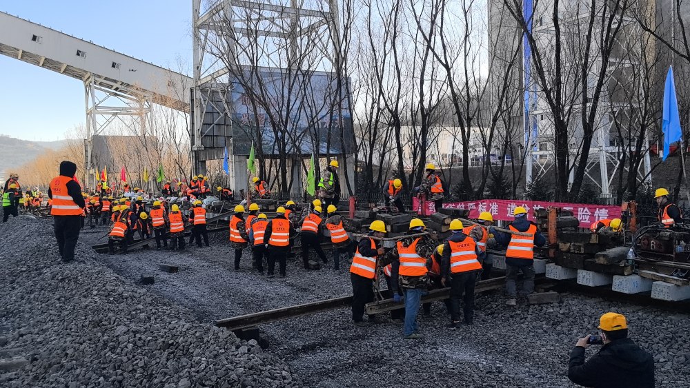 極限挑戰(zhàn)！“天窗”點(diǎn)啃下鐵路道岔施工硬骨頭