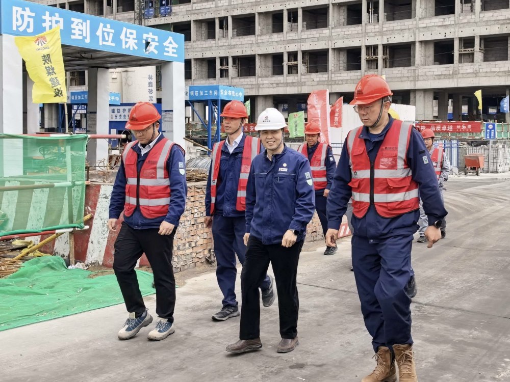 榆林化學(xué)總會(huì)計(jì)師張建華深入陜煤建設(shè)天工公司基層項(xiàng)目部檢查指導(dǎo)工作