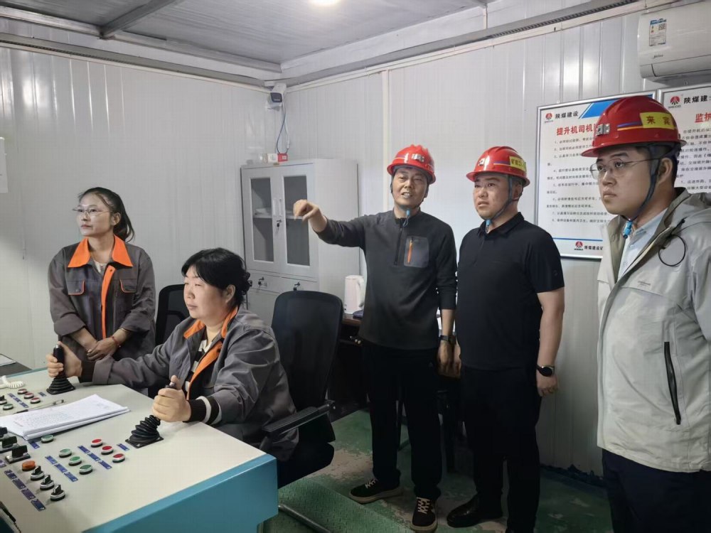 韓城礦業(yè)公司領(lǐng)導(dǎo)“五一”深入礦建二公司第二項(xiàng)目部督導(dǎo)安全并慰問(wèn)一線建設(shè)者